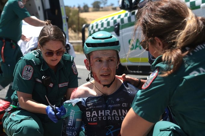 girodociclismo.com.br ciclista do worldtour sofre forte queda e abandona o tour down under assista o video image