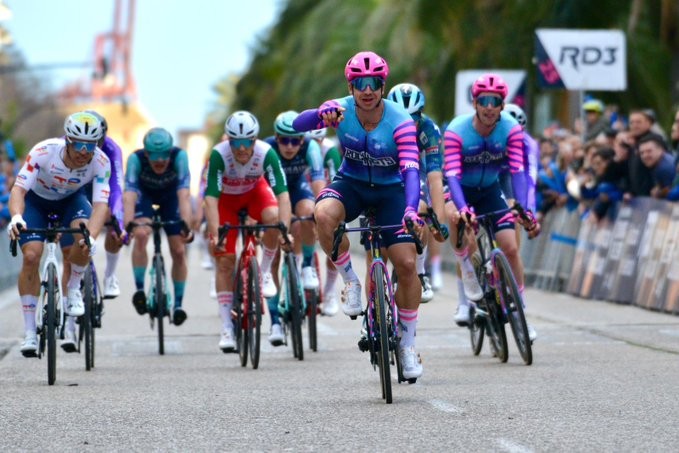 girodociclismo.com.br dylan groenewegen vence a classica comunitat valenciana em chegada emocionante confira os resultados e a chegada image 1