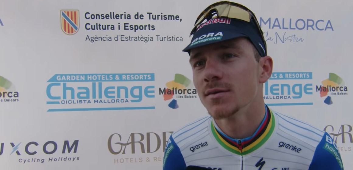 girodociclismo.com.br evenepoel comemora triunfo no trofeu serra tramuntana apos ataque decisivo image 1