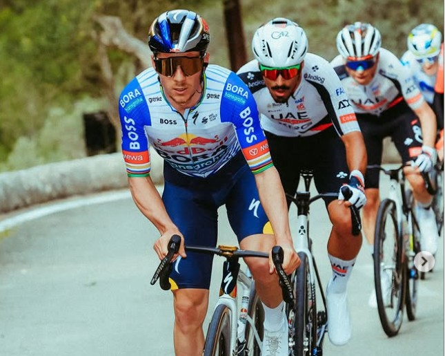 girodociclismo.com.br evenepoel comemora triunfo no trofeu serra tramuntana apos ataque decisivo image 3