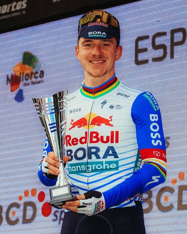 girodociclismo.com.br evenepoel comemora triunfo no trofeu serra tramuntana apos ataque decisivo image 5