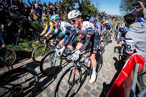 girodociclismo.com.br gregario de tadej pogacar apresenta multiplas fraturas apos queda ciclista da uaequeda com canguru provoca fraturas em mikkel bjerg no tour down under image 1