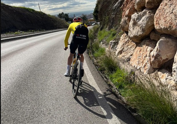 girodociclismo.com.br jonas vingegaard sofre queda durante treino na espanha ele estava bravo porque eu estava tentando segui lo afirma fa confira as imagens image