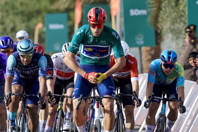 girodociclismo.com.br jonathan milan imbativel no alula tour italiano vence a 2a etapa e amplia a lideranca confira os resultados e a chegada image 2