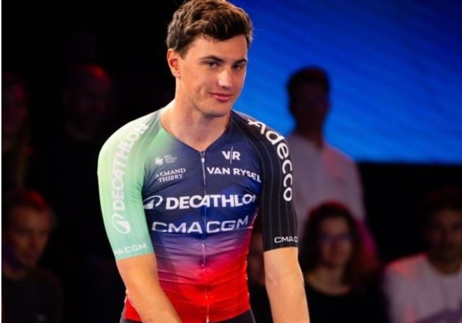 girodociclismo.com.br juan ayuso remco evenepoel e principais nomes do ciclismo surgem com uniformes das novas equipes confira as imagens image 12