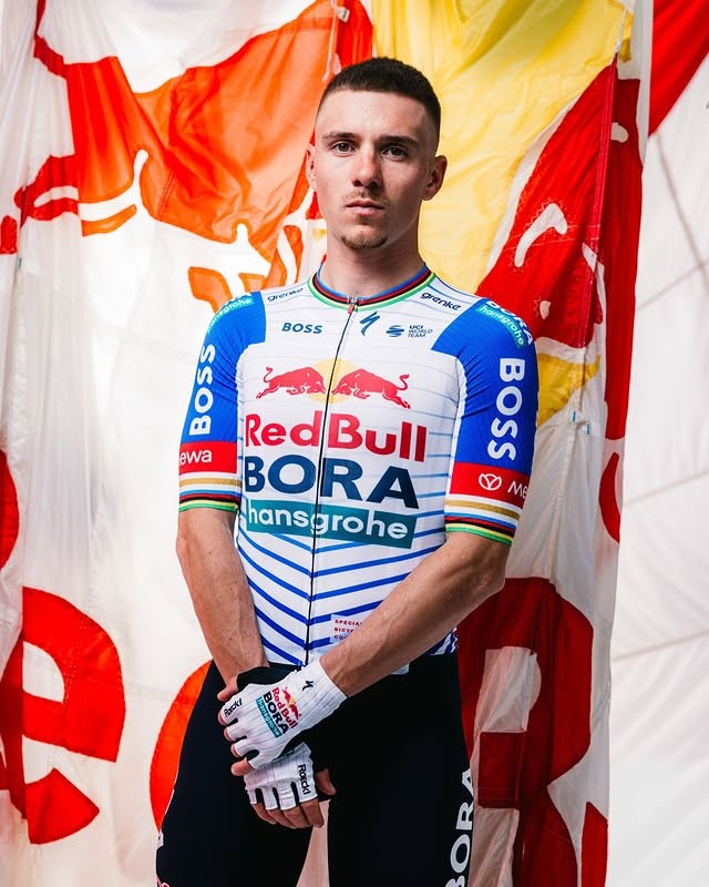 girodociclismo.com.br juan ayuso remco evenepoel e principais nomes do ciclismo surgem com uniformes das novas equipes confira as imagens image 8