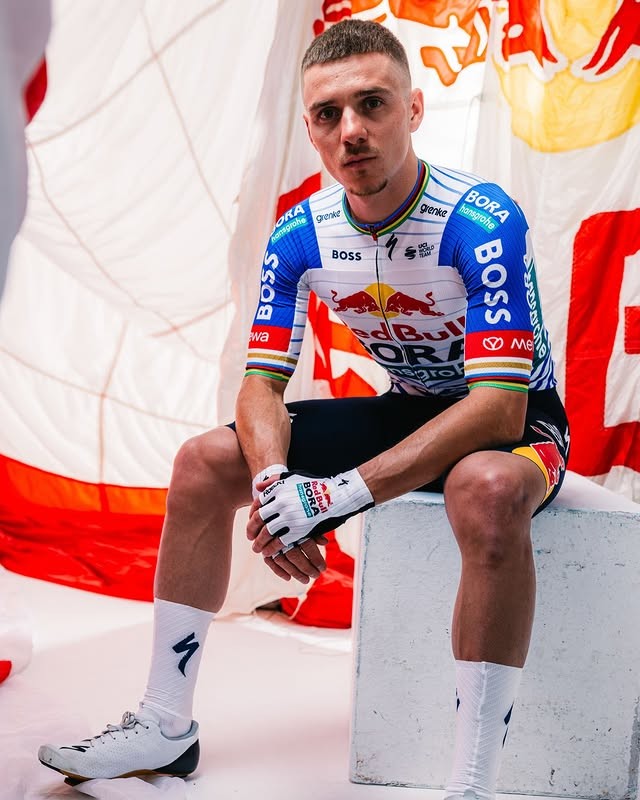 girodociclismo.com.br juan ayuso remco evenepoel e principais nomes do ciclismo surgem com uniformes das novas equipes confira as imagens image