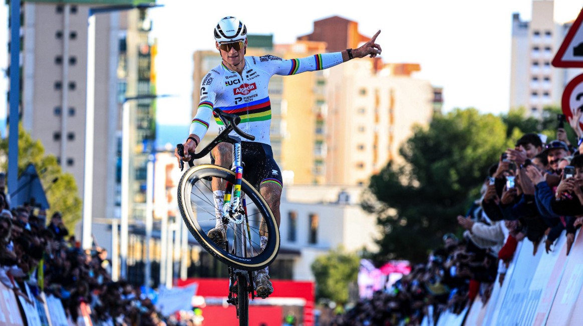 girodociclismo.com.br mathieu van der poel da show e vence e a copa do mundo de benidorm confira os resultados e a chegada image 4