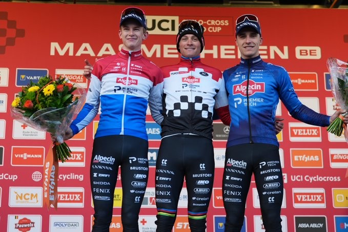 girodociclismo.com.br mathieu van der poel imbativel supera 2 pneus furados e vence copa do mundo de maasmechelen confira os resultados e a chegada image