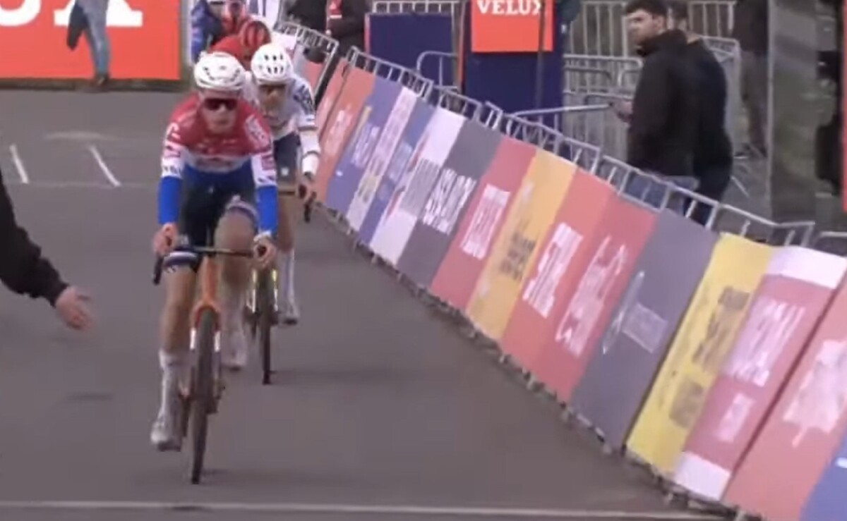 girodociclismo.com.br mathieu van der poel imbativel vence a copa do mundo de maasmechelen confira os resultados e a chegada image 2