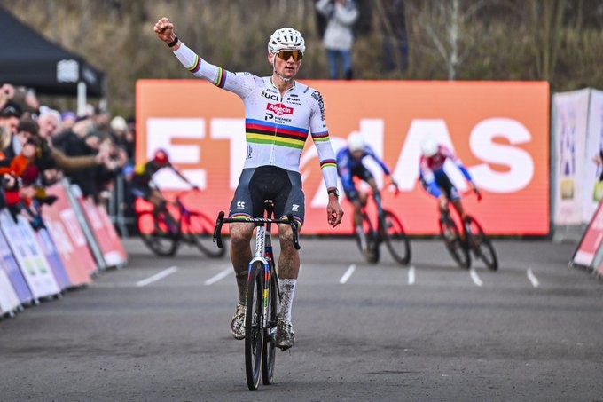 girodociclismo.com.br mathieu van der poel imbativel vence a copa do mundo de maasmechelen confira os resultados e a chegada image 6