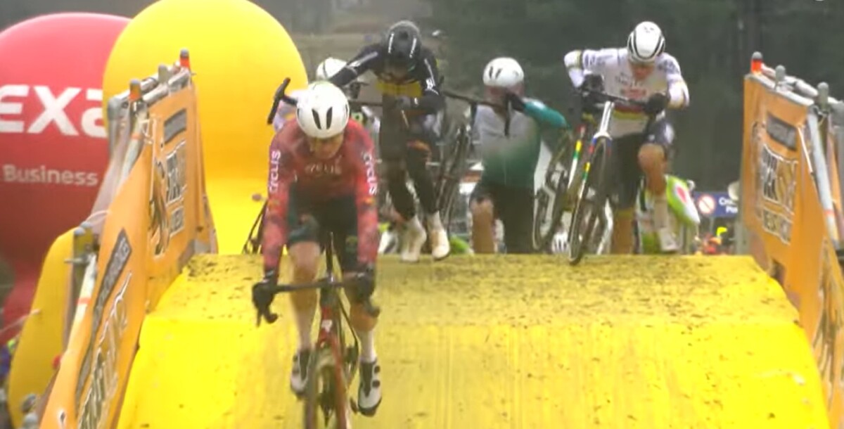girodociclismo.com.br mathieu van der poel inicia ano com vitoria holandes supera queda e vence o gp sven nys confira os resultados e a chegada image 3
