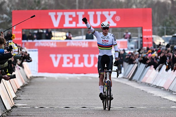 girodociclismo.com.br mathieu van der poel pode ser surpresa em competicao no proximo domingo ele decidira no final de semana image