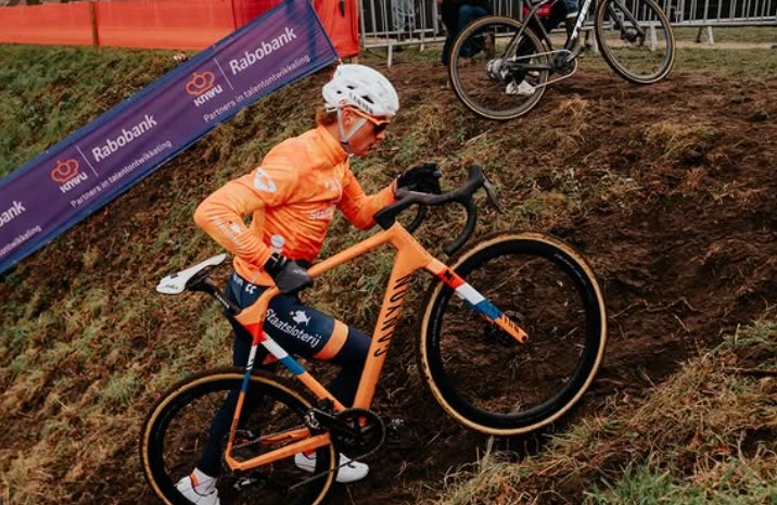 girodociclismo.com.br mathieu van der poel sofre queda durante reconhecimento do mundial de ciclocross confira o video image 2