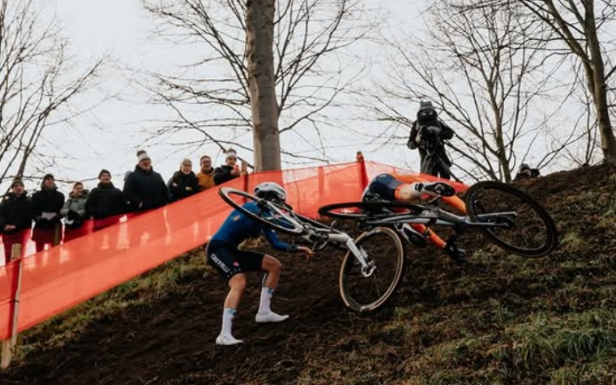 girodociclismo.com.br mathieu van der poel sofre queda durante reconhecimento do mundial de ciclocross confira o video image 4