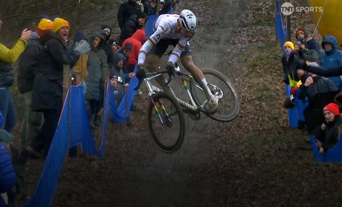 girodociclismo.com.br mathieu van der poel supera queda e vence o gp sven nys confira os resultados e a chegada image