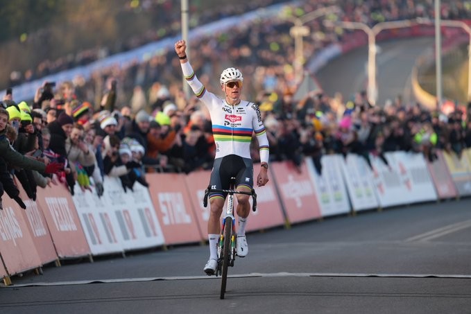 girodociclismo.com.br mathieu van der poel vence copa do mundo de hoogerheide sua ultima prova antes do mundial confira os resultados e a chegada image