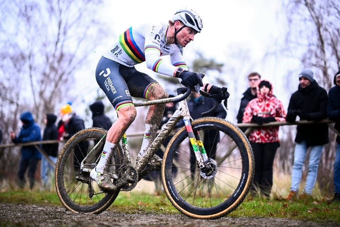 girodociclismo.com.br nao consegui recuperar o controle entao cai mathieu van der poel analisa a vitoria no gp sven nys assista a entrevista image