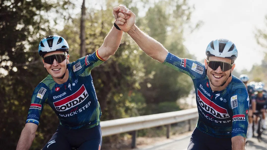 girodociclismo.com.br soudal quickstep respira aliviada equipe renova contrato com patrocinador mesmo apos saida de remco evenepoel image 2