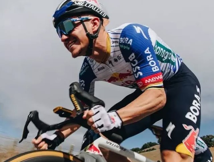 Specialized apresenta uniforme que promete 25 watts de ganhos, enquanto Remco Evenepoel registra seu "treino mais frio da carreira" 1 girodociclismo.com.br specialized apresenta novo uniforme que promete 25 watts de ganhos aerodinamicos image 2