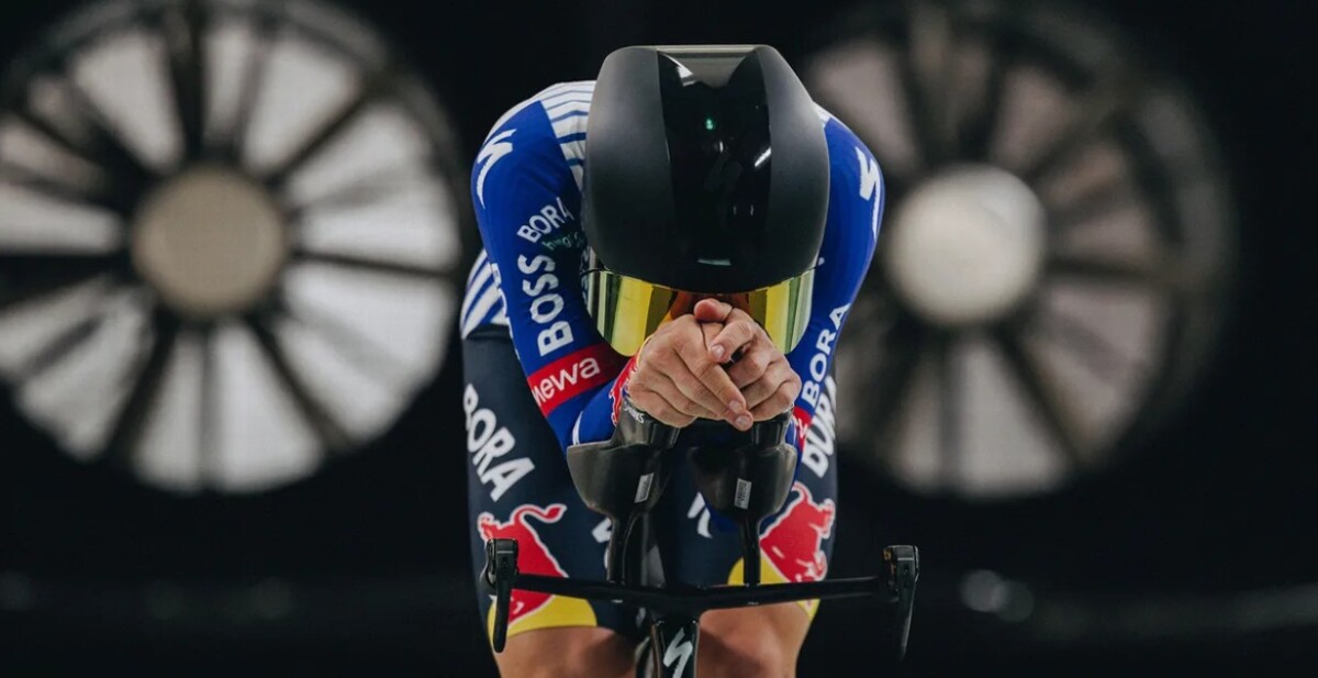 Specialized apresenta uniforme que promete 25 watts de ganhos, enquanto Remco Evenepoel registra seu "treino mais frio da carreira" 2 girodociclismo.com.br specialized apresenta o sliplayernovo uniforme que promete 25 watts de ganhos aerodinamicos image