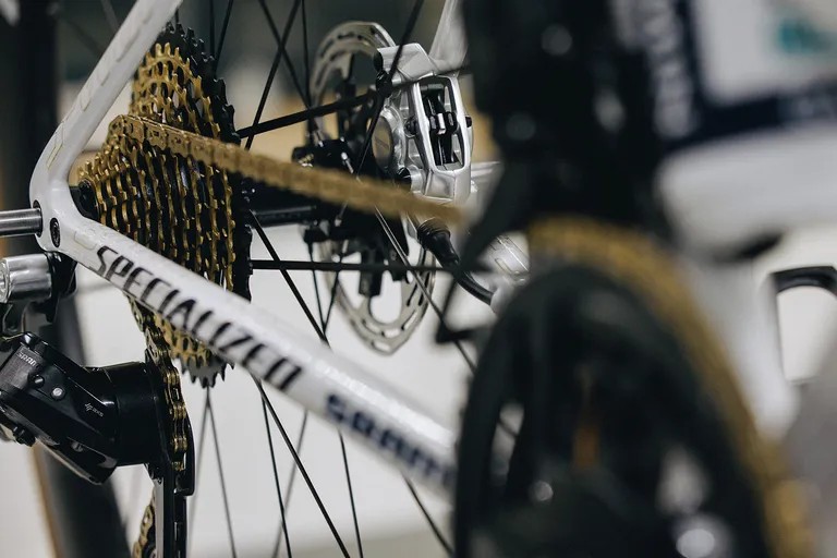 girodociclismo.com.br specialized s works tarmac sl8 de remco evenepoel na red bullborahansgrohe elegancia dourada e novos componentes image 11