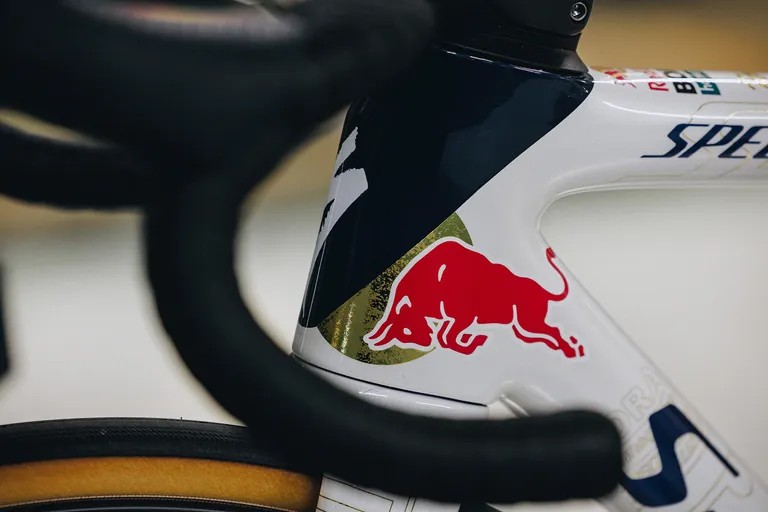 girodociclismo.com.br specialized s works tarmac sl8 de remco evenepoel na red bullborahansgrohe elegancia dourada e novos componentes image 3