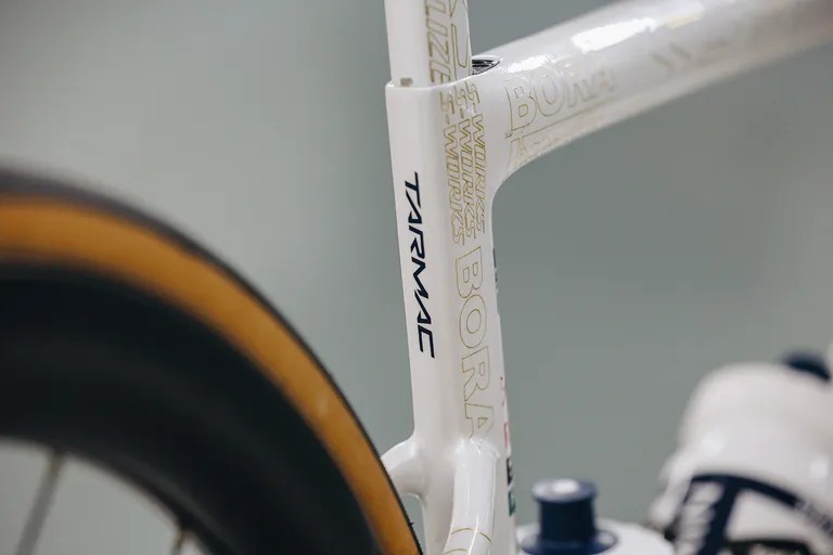 girodociclismo.com.br specialized s works tarmac sl8 de remco evenepoel na red bullborahansgrohe elegancia dourada e novos componentes image 4
