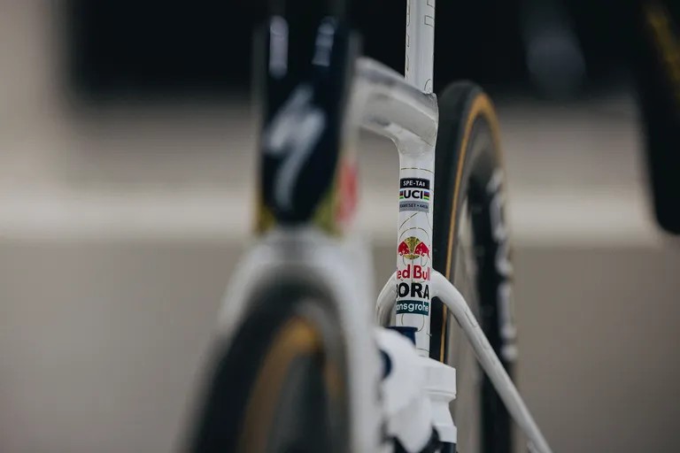 girodociclismo.com.br specialized s works tarmac sl8 de remco evenepoel na red bullborahansgrohe elegancia dourada e novos componentes image 5