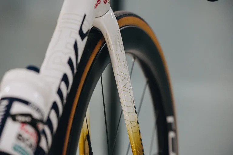 girodociclismo.com.br specialized s works tarmac sl8 de remco evenepoel na red bullborahansgrohe elegancia dourada e novos componentes image 7