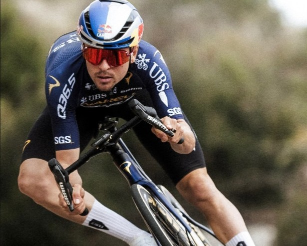girodociclismo.com.br tom pidcock e pinarello q36 5 revelam as novas cores e a pinarello dogma f para 2026 bicicleta esta disponivel para venda image