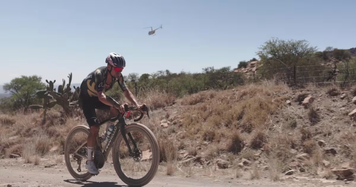 girodociclismo.com.br tom pidcock foi o primeiro a levantar a mao pinarello q36 5 surpreende e realiza longo training camp na america do sul image 4