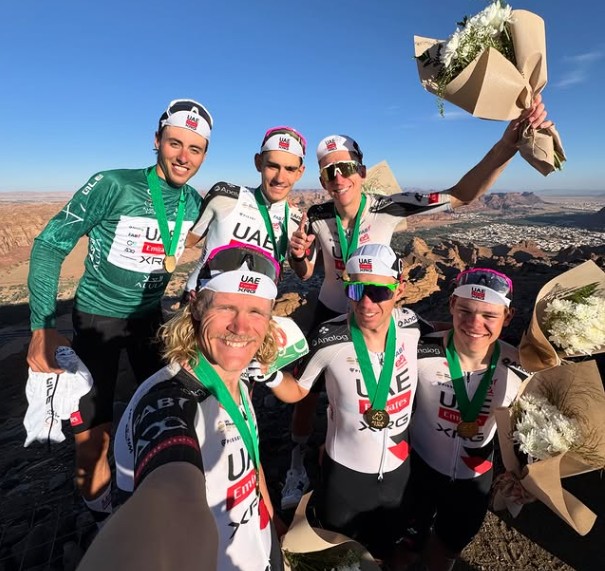 girodociclismo.com.br uae emirates faz 1o e 3o no alula tour e campeao dedica vitoria a colega acidentado image 1