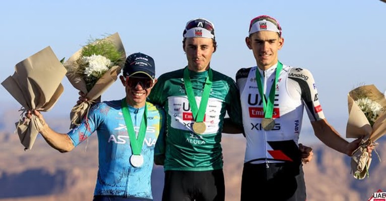 girodociclismo.com.br uae emirates faz 1o e 3o no alula tour e campeao dedica vitoria a colega acidentado image