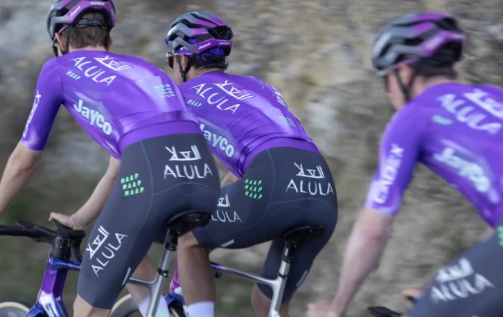 girodociclismo.com.br uniformes do worldtour 2026 tradicao inovacao e novas identidades no pelotao image 3