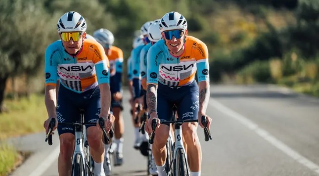 girodociclismo.com.br uniformes do worldtour jayco alula apresenta novo kit confira todos os novos uniformes para 2026 image 11