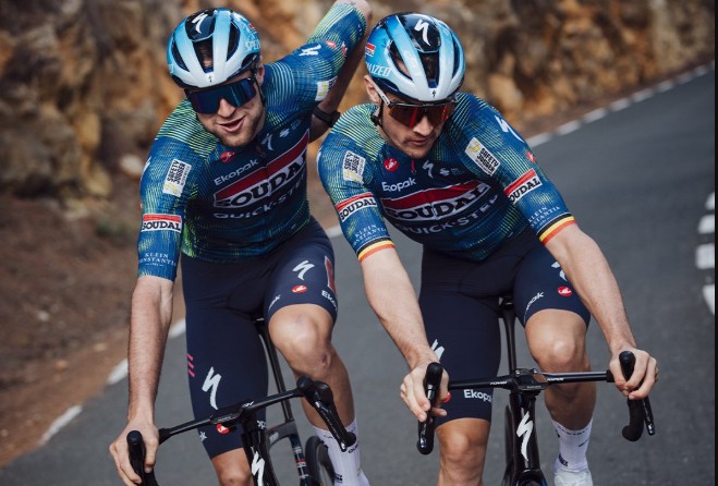 girodociclismo.com.br uniformes do worldtour jayco alula apresenta novo kit confira todos os novos uniformes para 2026 image 5