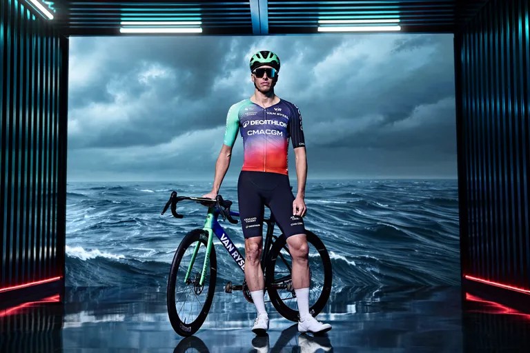 girodociclismo.com.br uniformes do worldtour jayco alula apresenta novo kit confira todos os novos uniformes para 2026 image 9