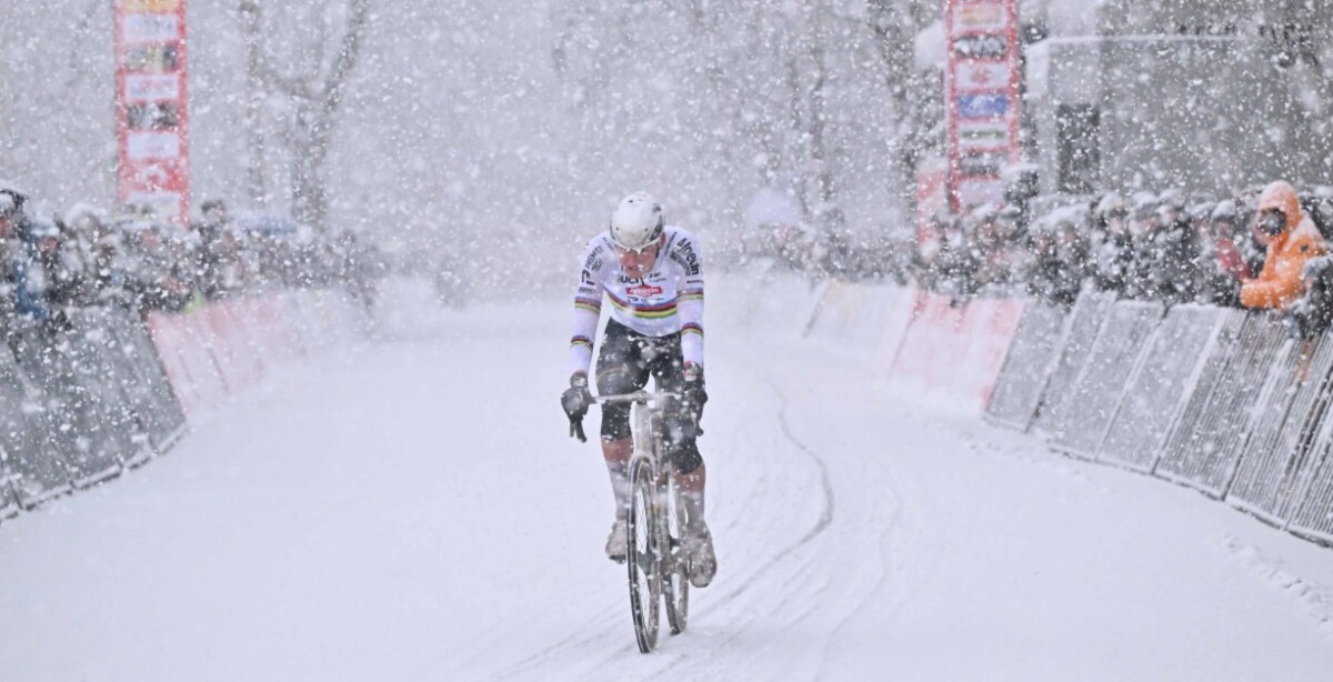 girodociclismo.com.br van der poel domina o snowcross de mol apos queda de van aert image 2