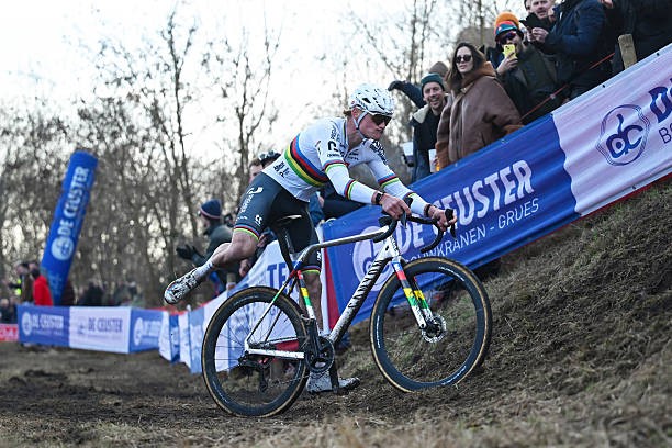 girodociclismo.com.br van der poel mantem hegemonia mas admite esforco extra em maasmechelen image 7