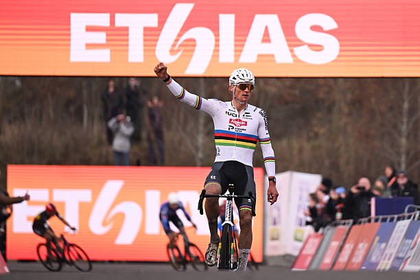 girodociclismo.com.br van der poel mantem hegemonia mas admite esforco extra em maasmechelen image 8