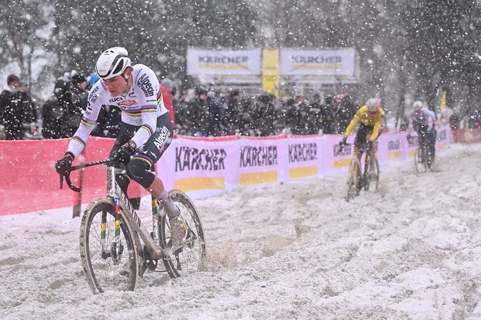 girodociclismo.com.br van der poel vence sob frio extremo e celebra com cautela image