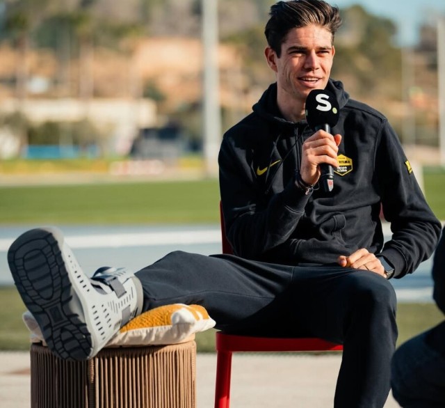 girodociclismo.com.br wout van aert fala sobre fratura no tornozelo e projeto retorno tive que tirar o pe do pedal com a mao assista a entrevista image 1