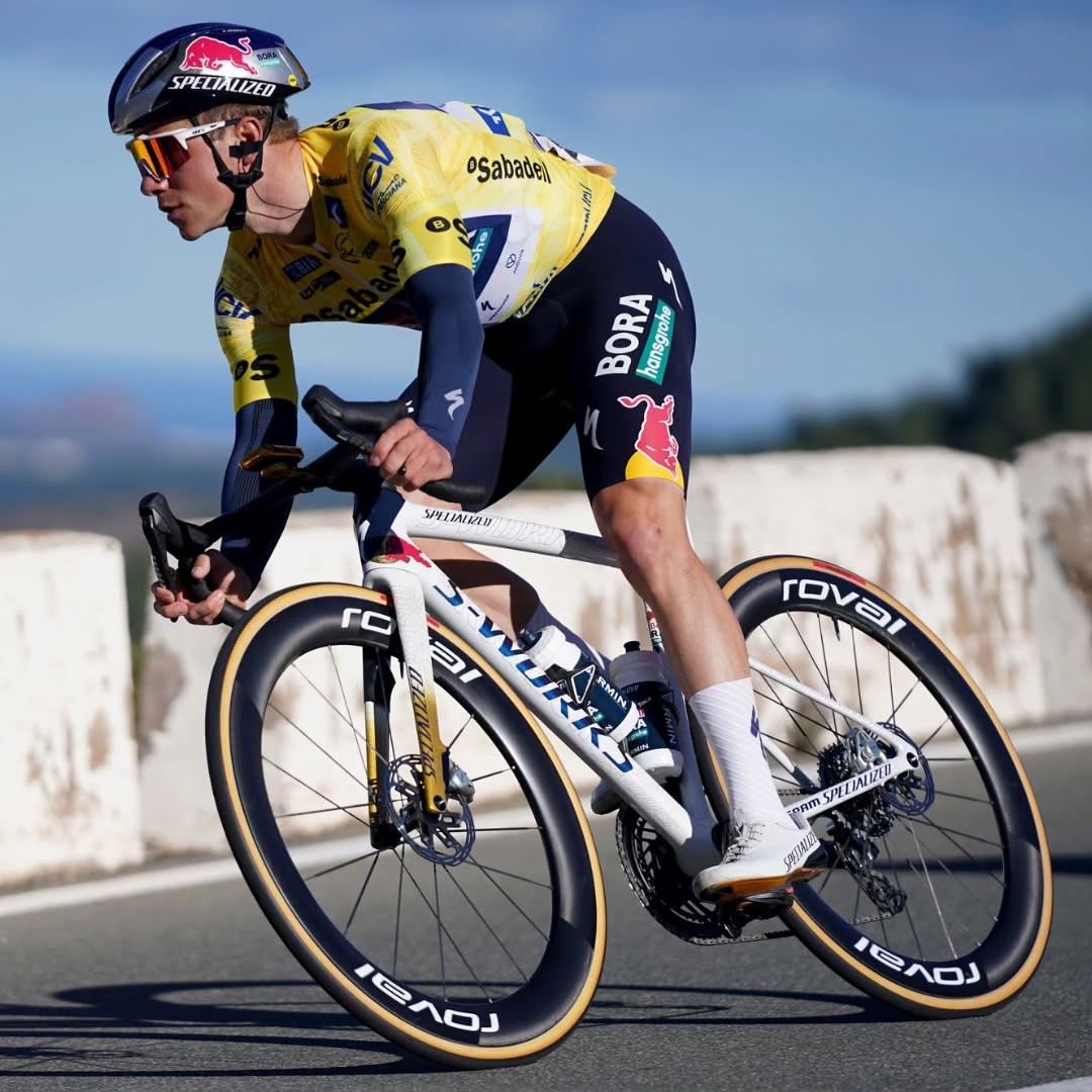 girodociclismo.com.br a uae emirates tentou dividir o pelotao foi inteligente remco evenepoel analisa a vitoria na volta a valencia assista o video image