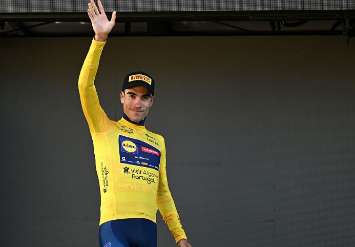 girodociclismo.com.br ayuso volta a vestir a camisa amarela e comenta responsabilidade antes da 4a etapa da volta ao algarve image 3