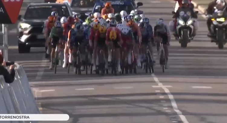 girodociclismo.com.br biniam girmay vence a 1a etapa da volta a valencia remco evenepoel e lider confira os resultados e a chegada image 3