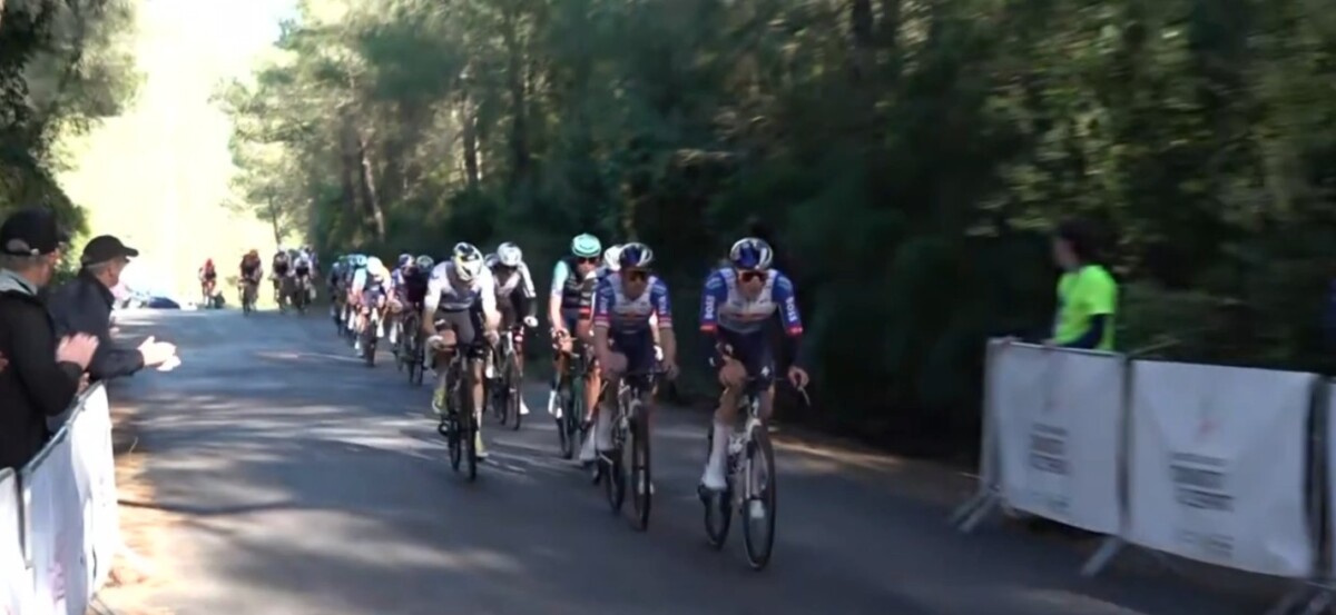 girodociclismo.com.br biniam girmay vence a 1a etapa da volta a valencia remco evenepoel e lider confira os resultados e a chegada image 4