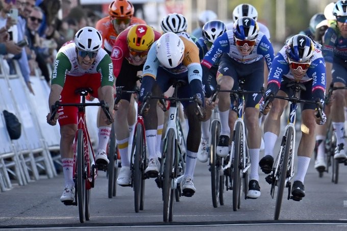 girodociclismo.com.br biniam girmay vence a 1a etapa da volta a valencia remco evenepoel e lider confira os resultados e a chegada image 5