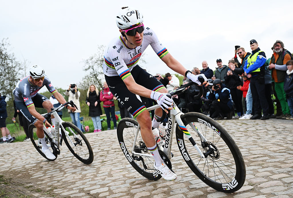 girodociclismo.com.br campeao mundial questiona favoritismo de tadej pogacar na paris roubaix e o classifica como superestimado pogacar paris roubaix atacando van der poel 1