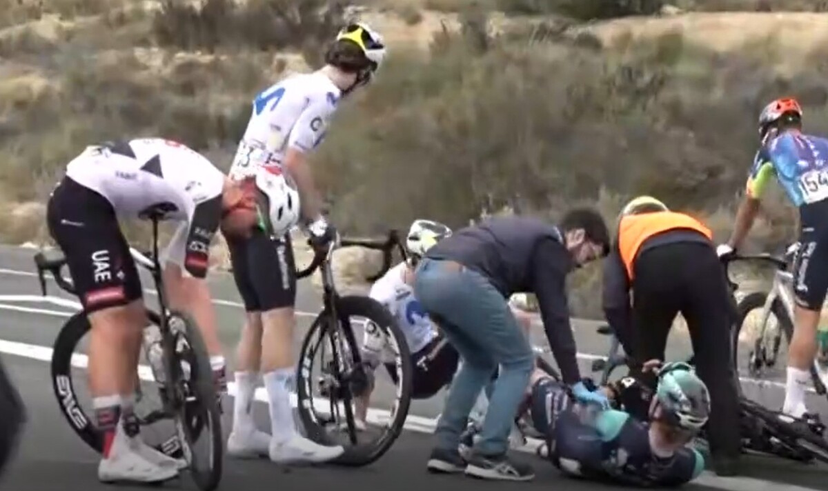 girodociclismo.com.br capitao da movistar no tour de france e encaminhado ao hospital com suspeita de fratura apos queda na volta a valencia image 1